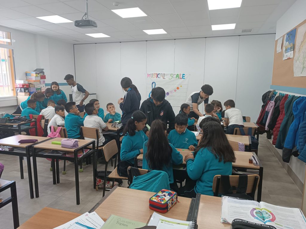 Un grupo de alumnos de la ESO lidera una sesión formativa con otros de primaria